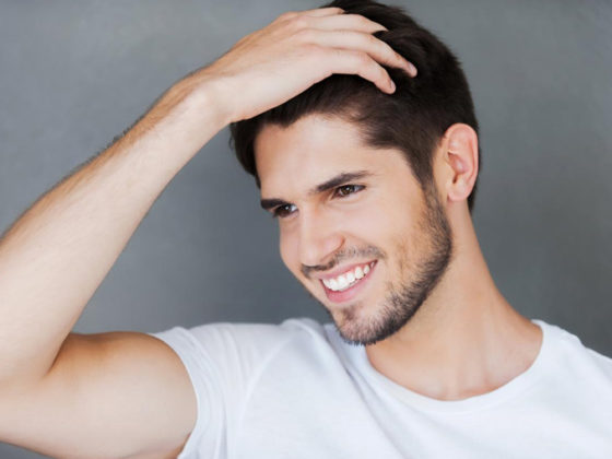 Hombre feliz con su tratamiento de medicina capilar en Oviedo para frenar la caída del cabello